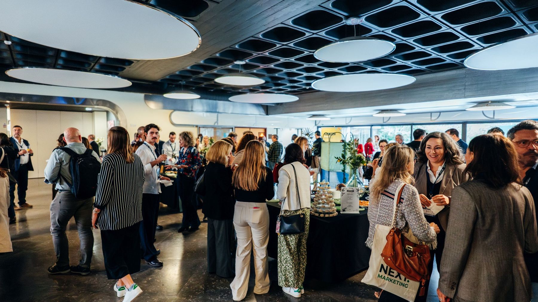 Associados e convidados a conviver no foyer de um encontro da AMD